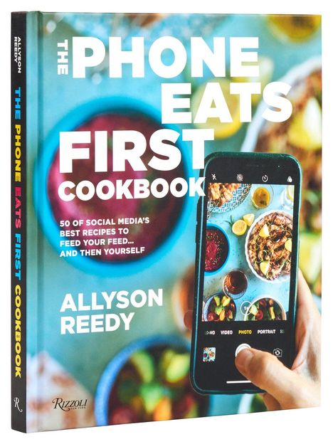„THE PHONE EATS FIRST COOKBOOK, 50 of social media's best recipes…“ Ein Handy fotografiert Essen, viele bunte Farben.