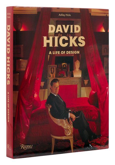 „DAVID HICKS A LIFE OF DESIGN“ sticht hervor. Ein eleganter Mann sitzt auf einem antiken Stuhl in einem kunstvollen Raum.