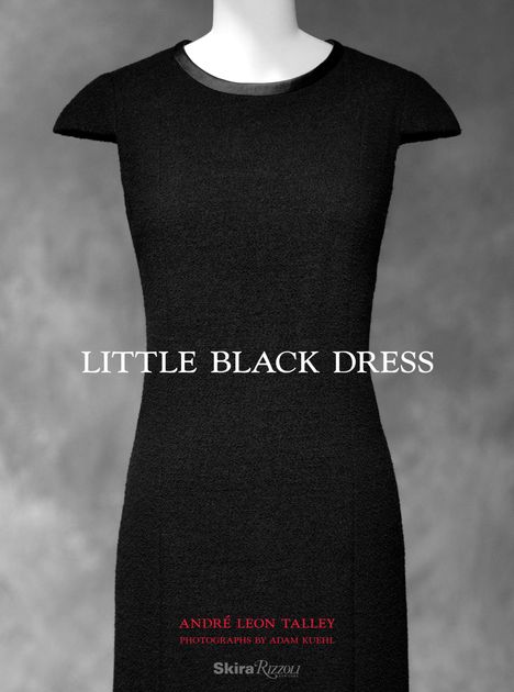 Text: 
"LITTLE BLACK DRESS" 
andere Informationen: 
Schlichtes, schwarzes, ärmelloses Kleid, Modelbüste.