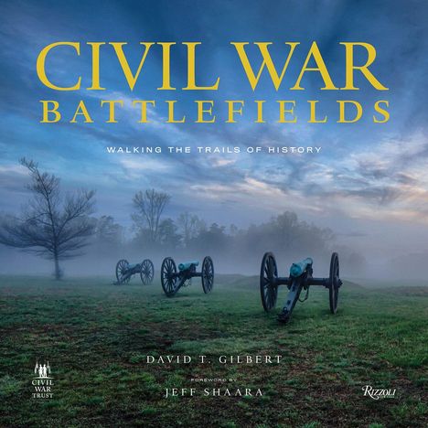 "Civil War Battlefields", Nebelige Landschaft mit alten Kanonen, Bäume im Hintergrund. Texte: "Walking the Trails of History", "David T. Gilbert".