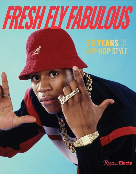 „FRESH FLY FABULOUS: 50 YEARS OF HIP HOP STYLE“ in leuchtenden Farben, Person mit rotem Hut und Schmuck.