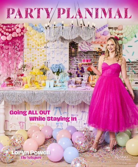 "PARTY PLANIMAL" in großer Schrift. Darunter: "Going ALL OUT While Staying In". Eine Frau in pinkem Kleid umgeben von Partydeko.
