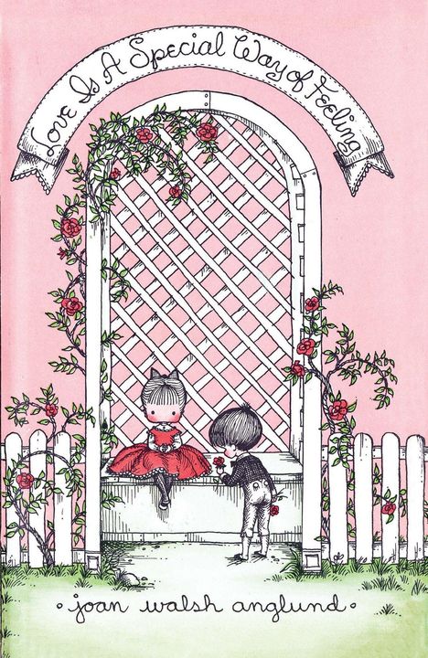 "Love Is A Special Way of Feeling" steht über einem weißen Tor mit Rosenranken. Zwei Kinder darunter, eines hält eine Blume.