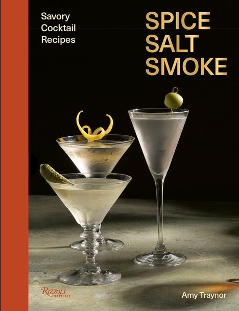 "Spice Salt Smoke" steht rechts oben. Drei elegante Cocktails mit Oliven, Zitronenzesten und Gurke vor dunklem Hintergrund.