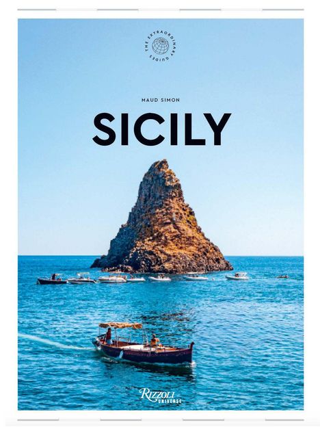 „Maud Simon - SICILY“ steht oben. Ein Felsen im Meer, Boote drumherum, blauer Himmel.