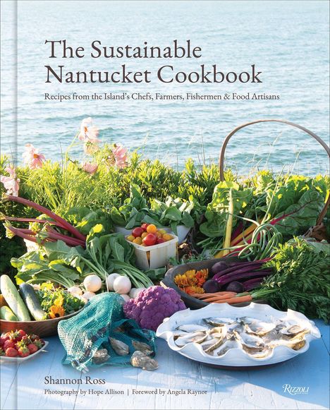 Text: "The Sustainable Nantucket Cookbook". Im Vordergrund frische Meeresfrüchte, Gemüse und Blumen vor einem Meeresblick.