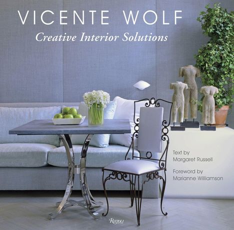 "VICENTE WOLF Creative Interior Solutions. Text by Margaret Russell. Foreword by Marianne Williamson." Moderne Einrichtung mit Tisch und Stuhl.