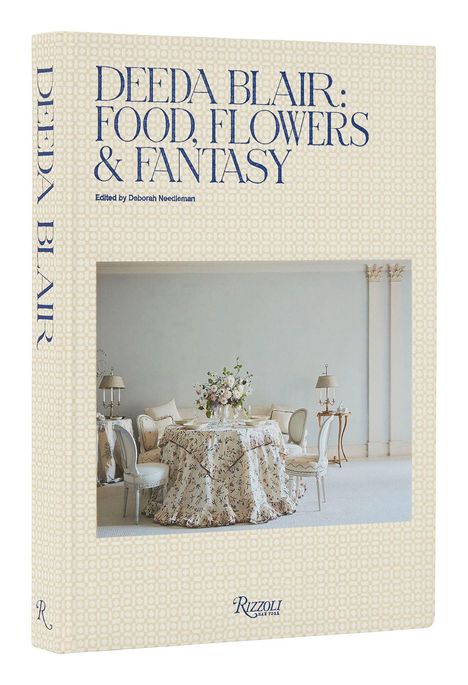 "DEEDA BLAIR: FOOD, FLOWERS & FANTASY. Edited by Deborah Needleman." Wohnzimmer mit Blumenarrangement auf rundem Tisch.