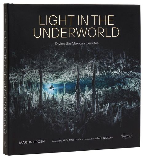 „LIGHT IN THE UNDERWORLD: Diving the Mexican Cenotes“ von Martin Broen, Vorwort von Alex Mustard. Coverbild zeigt Cenoten.