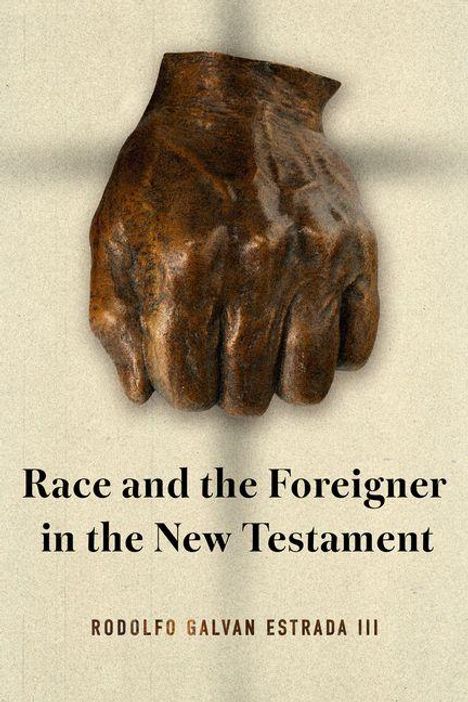 „Race and the Foreigner in the New Testament“. Name: Rodolfo Galvan Estrada III. Oben eine Skulptur einer Faust.