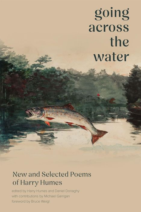 "going across the water" und "New and Selected Poems of Harry Humes" über einem Springenden Fisch in Landschaft.