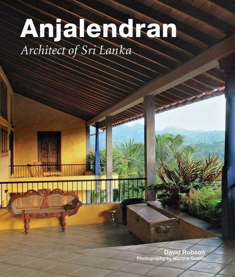 "Anjalendran: Architect of Sri Lanka". Offene Veranda mit Holzbalken, exotische Pflanzen, Blick auf grüne Berge.