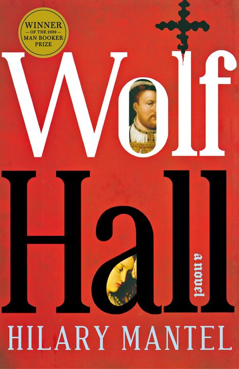„Wolf Hall“, „a novel“, „Hilary Mantel“. Roter Hintergrund mit historischen Porträts in den Buchstaben und goldener Preisplakette.