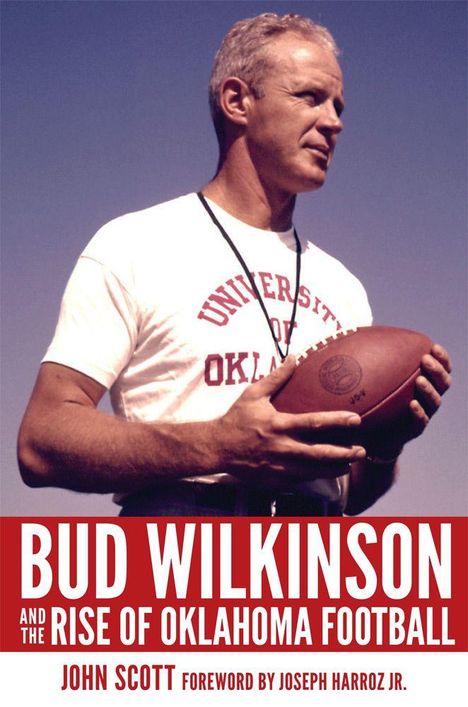 "Bud Wilkinson and the Rise of Oklahoma Football." Mann in Sportkleidung hält einen Football, blauer Himmel.