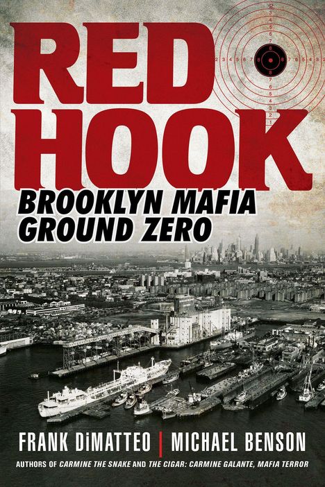 "RED HOOK: BROOKLYN MAFIA GROUND ZERO" und "Frank DiMatteo | Michael Benson" in Rot und Schwarz. Stadtansicht im Hintergrund.