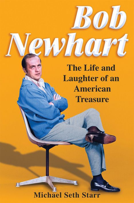 "Bob Newhart: The Life and Laughter of an American Treasure" von Michael Seth Starr. Ein Mann sitzt lässig auf einem Stuhl.
