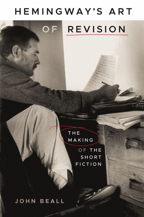 "Hemingway’s Art of Revision. The Making of the Short Fiction. John Beall." Ein Mann schreibt an einem Schreibtisch.