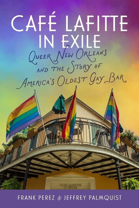 "Café Lafitte in Exile: Queer New Orleans and the Story of America's Oldest Gay Bar." Drei Regenbogenflaggen an einem Balkon.
