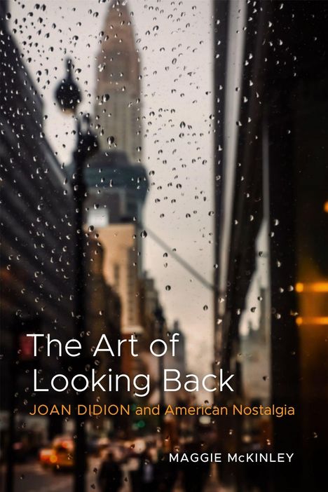 "The Art of Looking Back: JOAN DIDION and American Nostalgia" von MAGGIE McKINLEY. Verschwommene Stadtansicht hinter Regentropfen.