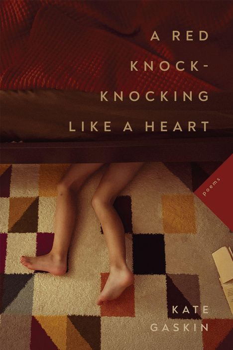 Cover mit Text: "A Red Knock-Knocking Like a Heart". Kindbeine ragen unter eine Decke hervor auf buntem Teppichmuster.