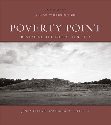 "POVERTY POINT, REVEALING THE FORGOTTEN CITY" führt als Titel. Darunter ein Hügel in einer flachen, weiten Landschaft.