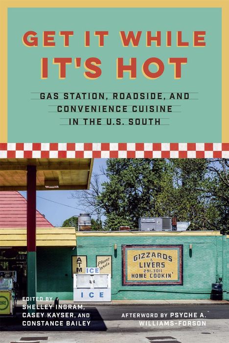 "GET IT WHILE IT'S HOT. Gas station, roadside, and convenience cuisine in the U.S. South. Eine Tankstelle mit Schildern."