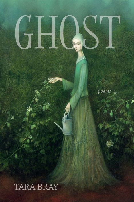 "Ghost poems" von Tara Bray. Eine schlanke Gestalt, grün gekleidet, hält eine Gießkanne vor einer blättrigen Kulisse.