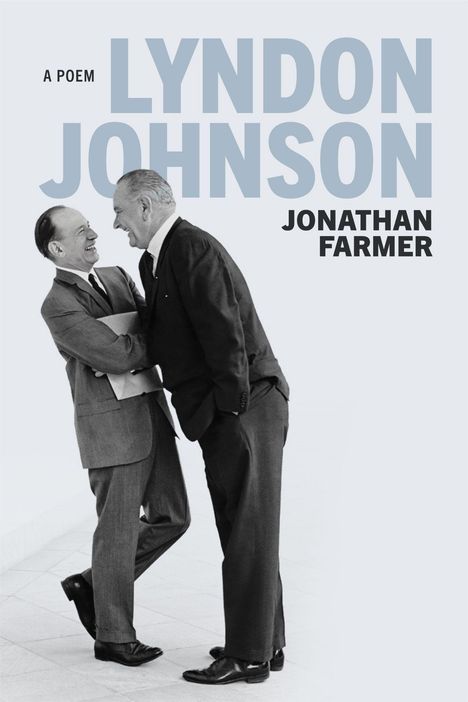 Die Texte: "A POEM LYNDON JOHNSON JONATHAN FARMER". Schwarz-weiß Foto von zwei Männern in Anzügen, die sich anlächeln.