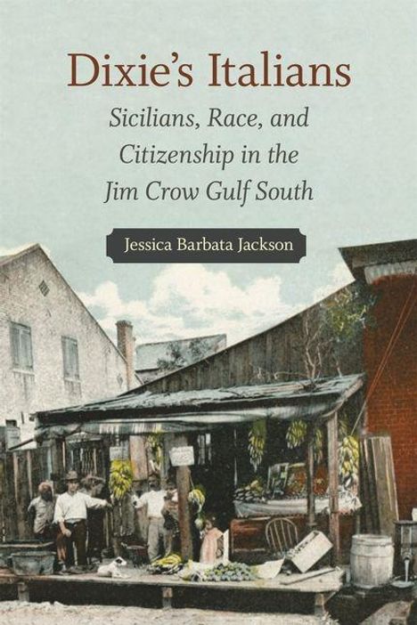Titel: "Dixie's Italians: Sicilians, Race, and Citizenship in the Jim Crow Gulf South". Autor: Jessica Barbata Jackson. Vintage Foto von Menschen vor einem Holzstand.