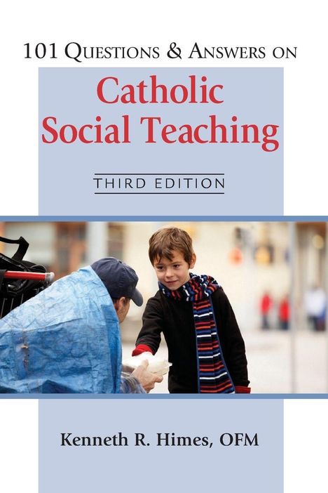 „101 Questions & Answers on Catholic Social Teaching. Third Edition. Kenneth R. Himes, OFM.“ Ein Junge reicht einem Mann Essen.