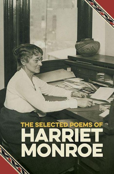 "The Selected Poems of Harriet Monroe" steht in großen Buchstaben. Eine Frau sitzt an einem Schreibtisch mit Papieren.