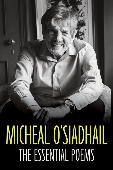 Text: "MICHEAL O'SIADHAIL THE ESSENTIAL POEMS". Ein lächelnder Mann in einem Hemd sitzt entspannt.
