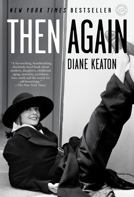 NEW YORK TIMES Bestseller, THEN AGAIN, Diane Keaton. Frau in schwarzem Mantel und Hut, lächelnd auf dem Boden liegend.