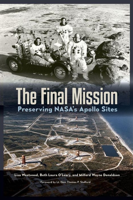 "The Final Mission: Preserving NASA’s Apollo Sites" steht oben. Drei Astronauten in Anzügen neben einem Mondfahrzeug.