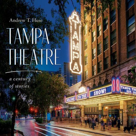 Aufschrift: Andrew T. Huse, TAMPA THEATRE, a century of stories. Leuchtreklame: TAMPA, WELCOME TO THE SHOW!