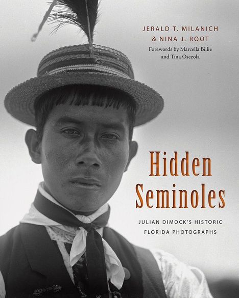 „Hidden Seminoles“ – Julian Dimock’s Historic Florida Photographs. Ein Mann mit Hut und Feder schaut ernst in die Kamera.