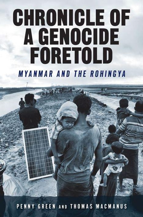 „CHRONICLE OF A GENOCIDE FORETOLD: MYANMAR AND THE ROHINGYA“. Menschen auf einem schlammigen Pfad, ein Kind wird getragen.