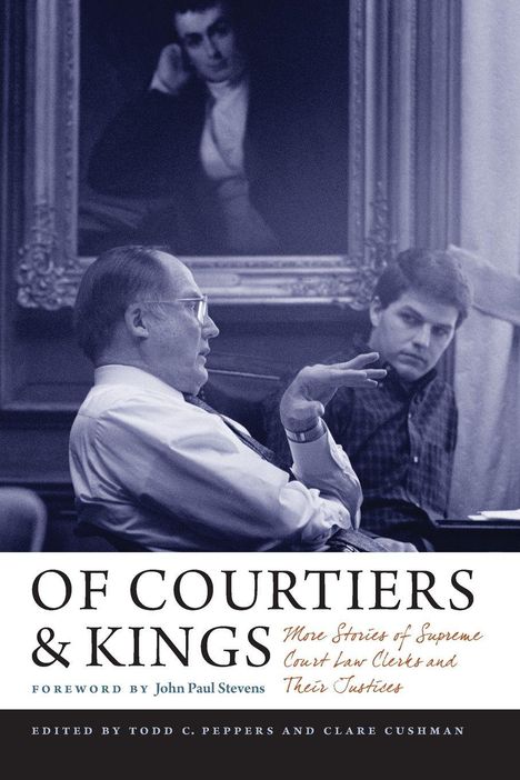 "OF COURTIERS & KINGS" steht groß auf einem Cover, zwei Männer diskutieren davor, mit einem Gemälde im Hintergrund.