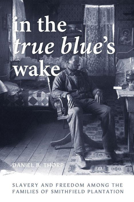 „in the true blue’s wake. Daniel B. Thorp. Slavery and Freedom Among the Families of Smithfield Plantation.“ Ein Mann sitzt.