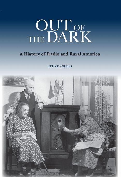"OUT OF THE DARK: A History of Radio and Rural America" von Steve Craig. Ältere Menschen sitzen um ein altes Radio.
