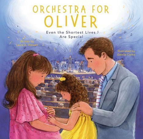 „Orchestra for Oliver. Even the Shortest Lives Are Special.“ Ein Paar und ein Kind umarmen sich vor einem Orchester.