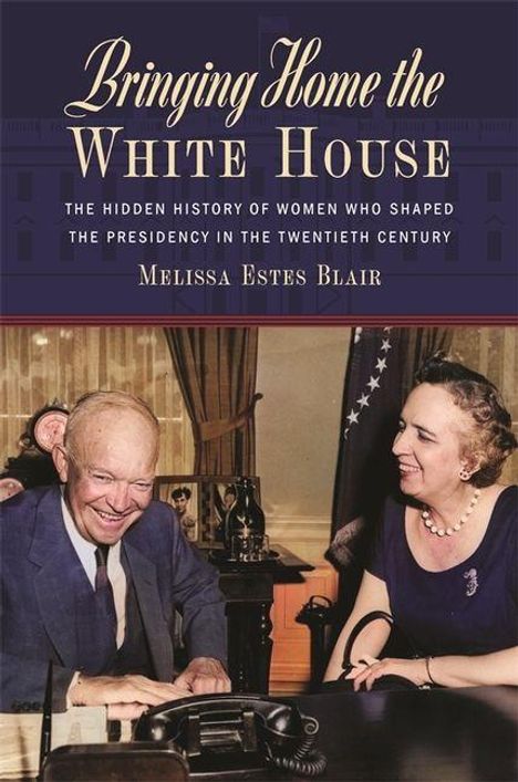 "Bringing Home the White House" von Melissa Estes Blair. Zwei lachende Menschen an einem Tisch, einer in Anzug, die andere in Kleid.