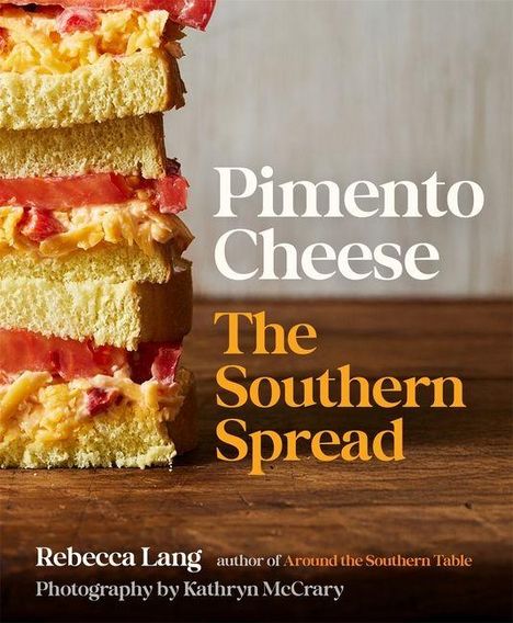 "Pimento Cheese The Southern Spread" in großer Schrift, daneben ein hoher Stapel aus belegten Sandwiches mit Pimentokäse und Tomaten.
