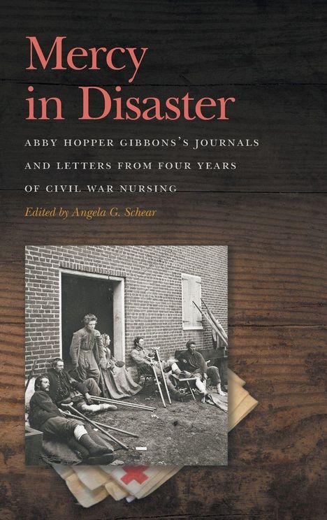 „Mercy in Disaster“; Tagebücher und Briefe aus vier Jahren Bürgerkriegs-Krankenpflege. Foto: Verwundete Soldaten vor Backsteinwand.