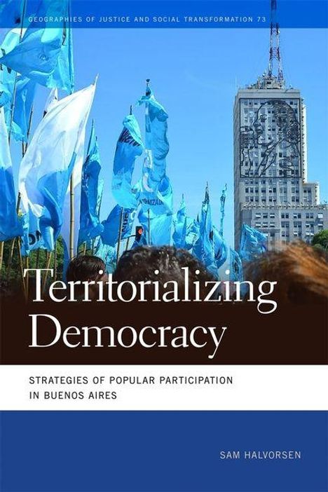 "Territorializing Democracy: Strategies of Popular Participation in Buenos Aires" von Sam Halvorsen. Menschen mit blauen Fahnen.