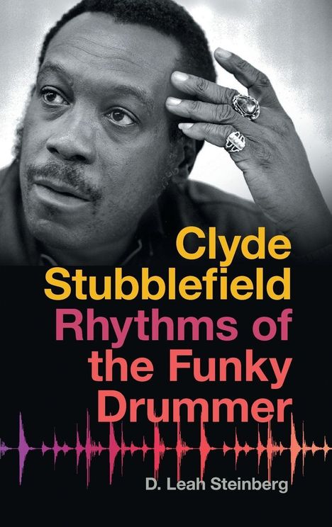 "Clyde Stubblefield: Rhythms of the Funky Drummer" von D. Leah Steinberg, daneben ein nachdenkliches Schwarz-Weiß-Foto.