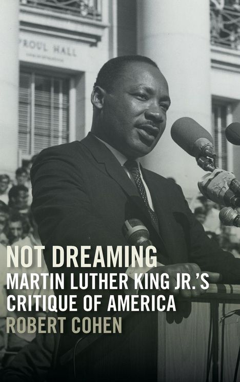 „NOT DREAMING: Martin Luther King Jr.'s Critique of America“ von Robert Cohen. Ein Mann spricht an Mikrofonen.