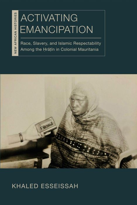 Text: "Activating Emancipation: Race, Slavery, and Islamic Respectability Among the Ḥrāṭīn in Colonial Mauritania." Schwarz-weiß Foto einer sitzenden Person, Aufnahmegerät wird ihr hingehalten.