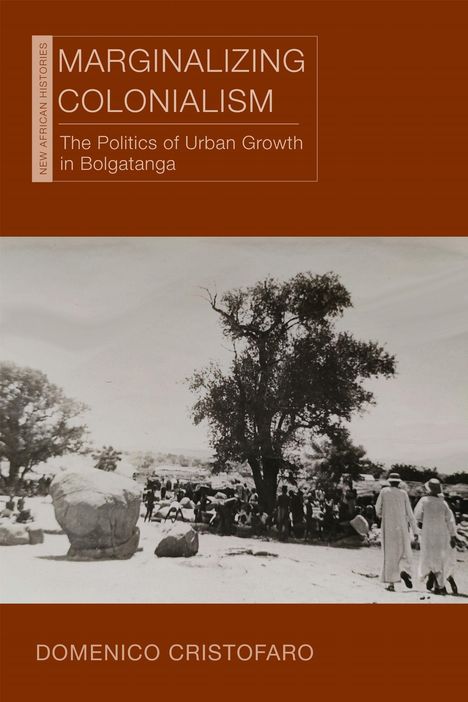 „MARGINALIZING COLONIALISM. The Politics of Urban Growth in Bolgatanga. Domenico Cristofaro.“ Schwarz-weiß-Foto von Bäumen und Personen.