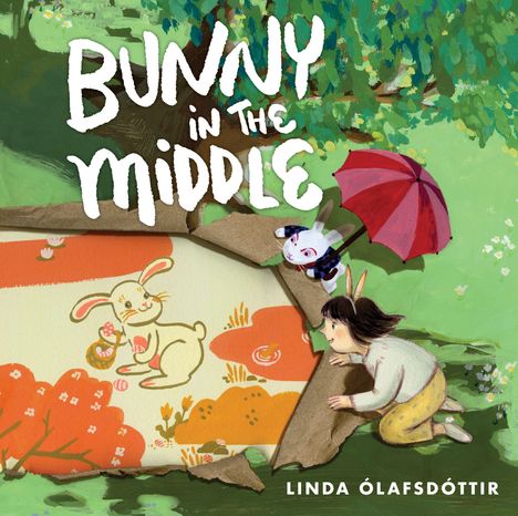 Text: "Bunny in the Middle", "Linda Ólafsdóttir". Illustration von einem Mädchen und einem Spielzeughasen mit Regenschirm.